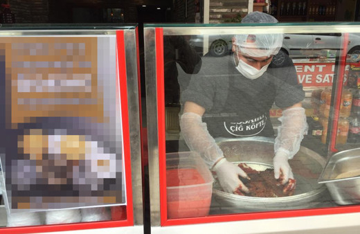 Adana'da böylesi görülmedi! Çiğ köftecideki yazıyı gören şaştı kaldı yoğun ilgi gördü