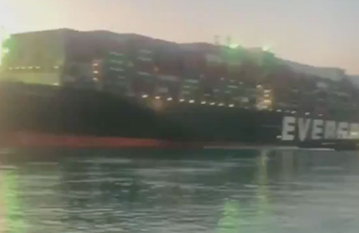 Süveyş Kanalı'nda karaya oturan gemi yüzdürüldü