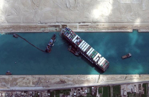 Süveyş Kanalı'nı kapatan Evergreen yüzdürüldü kanalda trafik yeniden başladı