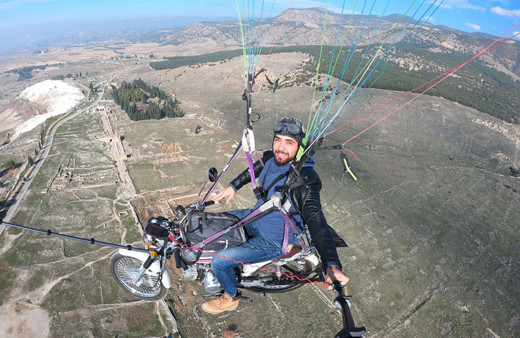 Uçan motosiklet yaptı! Yamaç paraşütüne bağladığı motosikletle Pamukkale semalarında uçtu