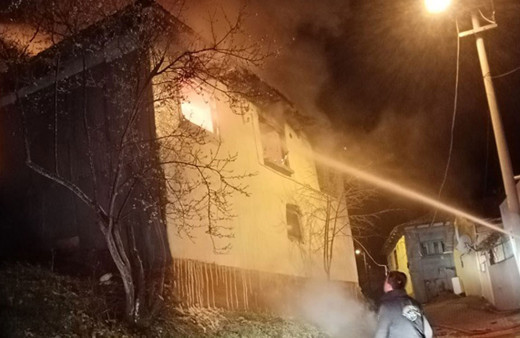 Benzinle soba yakmak isterken evini yaktı