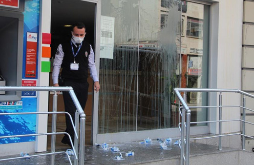 Antalya'da bankada oturanlar bir anda neye uğradığını şaşırdı! 25 tane attı