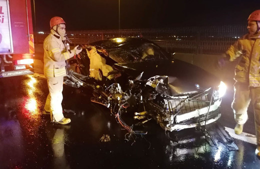 Beton bariyere çarpıp sürüklenen lüks otomobil hurdaya döndü, sürücü yara almadı 