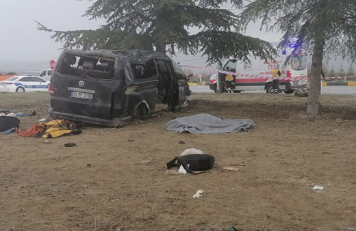 Isparta'da iki araç çarpıştı! 3 kişi öldü, 8 kişi yaralandı