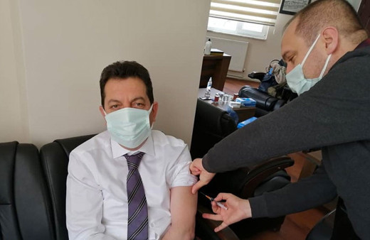 48 yaşındaki belediye başkanı 'sıram geldi' diyerek başhekimi makamına çağırıp aşı yaptırdı