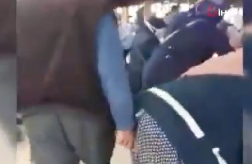 Bastonlu sapığa bak sen! Semt pazarında bastonla gezip kadınları eliyle taciz etti