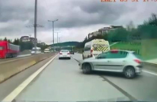 Tankere sürttükten sonra kontrolden çıktı kaza anı kamerada