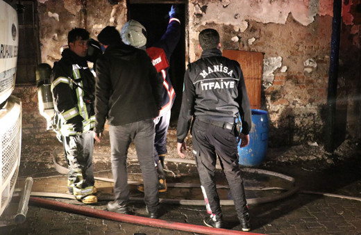 Manisa'da çıkan yangında 5 ev ile 2 otomobil kullanılmaz hale geldi