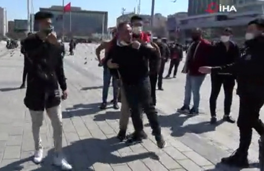 İstanbul'da Taksim Meydanı karıştı! Seyyar satıcılar gazeteciye saldırdı