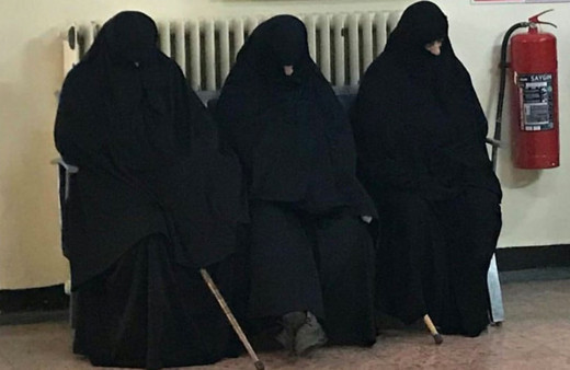 Çarşaflı kadın fotoğrafı paylaştığı iddia edilen doktora hakaretten yargılanan sanıkların beraatine hükmedildi