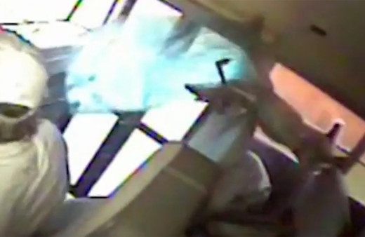 ABD'de öğrenci servisinde uyuyan öğrencinin üzerine geyik düştü