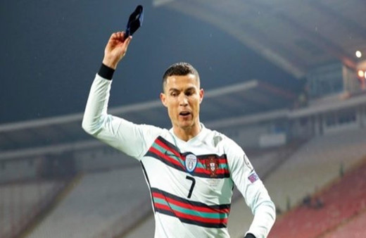 Ronaldo'nun yere attığı kaptanlık pazubendi yaklaşık 64 bin avroya satıldı