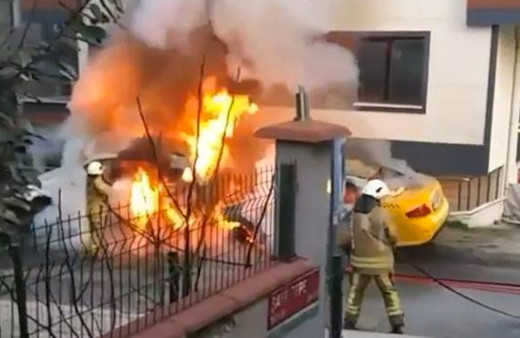 Çekmeköy'de araçlar alev aldı evin camları patladı