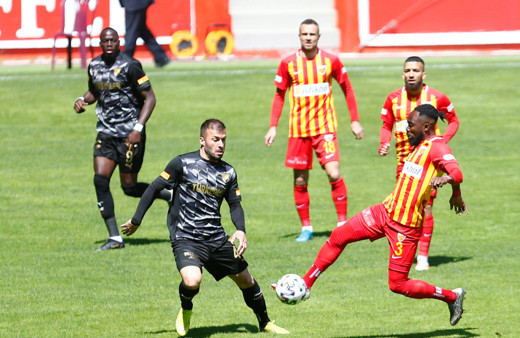 Kayserispor-Göztepe maçında gülen yok