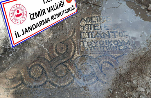İzmir'de kaçak kazıda 1500 yıllık mozaik bulundu