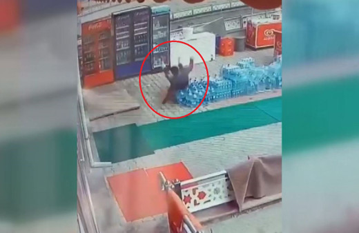 Ankara'da marketçinin elektrik akımına kapıldığı an kamerada