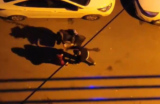 İstanbul'da ağlayan çocuğa aldırış etmedi! Sokak ortasında darp etti