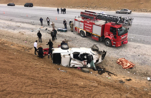 Van'da kamyonet devrildi 2 ölü 3 yaralı