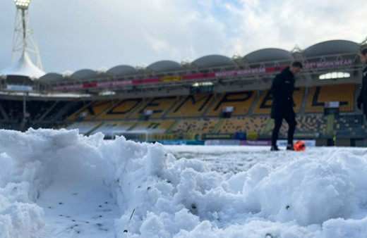 Hollanda'da nisan ayında yağan kar, maç erteletti