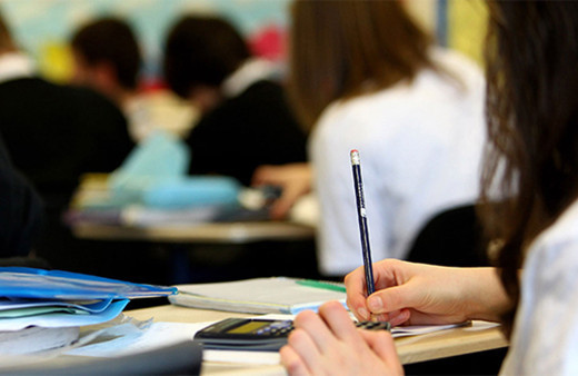 Belçika'da zorunlu cinsel eğitime karşı çıkan veliler okulları ateşe verdi!