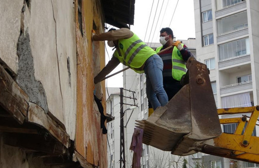 Çorum'da eve giren ekipler şaşkına döndü! Kepçeyle boşalttılar