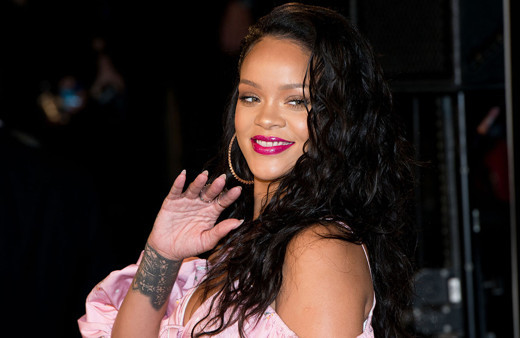 Rihanna Amerika'da Asyalı nefretine karşı düzenlenen protestoya bakın nasıl katıldı