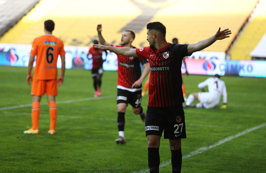 Gaziantep FK konuk ettiği Başakşehir'i iki golle geçti