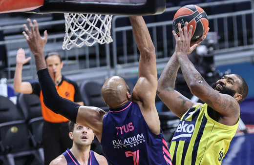 Fenerbahçe evinde Real Madrid'e boyun eğdi ilk 4 şansını kabetti