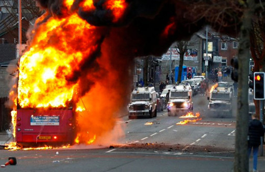 Kuzey İrlanda'da birlik yanlıların gösterilerinde otobüs ateşe verildi