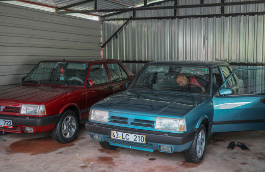 1994 model Doğan otomobili fabrikadan çıktığı haliyle koruyor muayeneye çekiciyle götürüyor