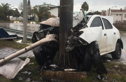 Samsun'da direğe çarpan otomobil hurdaya döndü! Yaralılar var