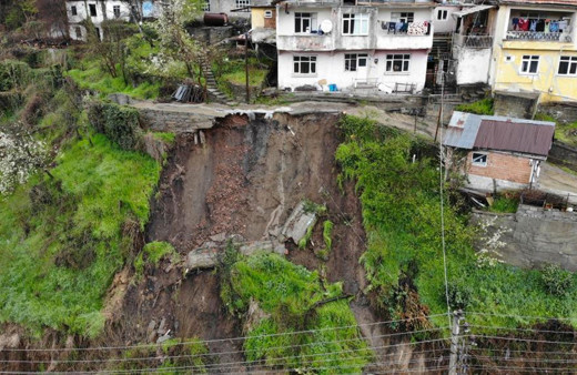 Zonguldak'ta gürültüyü duyan aile dışarı çıktı hayatlarının şokunu yaşadılar