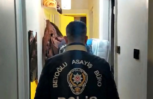 Bez dolaptaki sera polisi bile şaşkına çevirdi sevgili çift tutuklandı