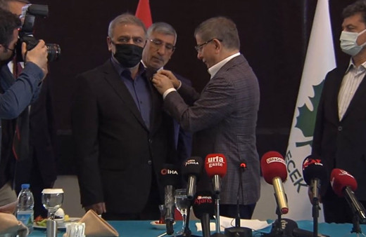 Gazeteci yazar İlhami Işık, Gelecek Partisi'ne katıldı Davutoğlu rozetini taktı