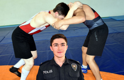 Komiser yardımcısı milli güreşçi! Emrullah Tokur iş stresini minderde atıyor