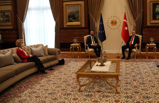 AB Konseyi Başkanı Michel'in istifası için kadın derneklerinden imza kampanyası