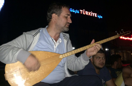 AK Parti Genel Başkan Yardımcısı Mustafa Şen bağlama çaldı gazeteciler söyledi