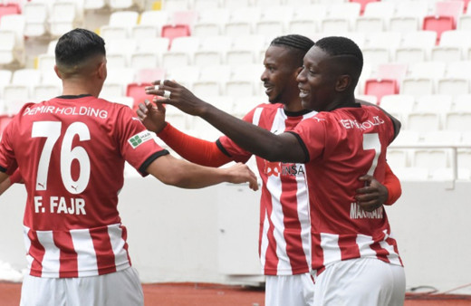 Sivasspor kendi evinde Konyaspor'u 3'ledi