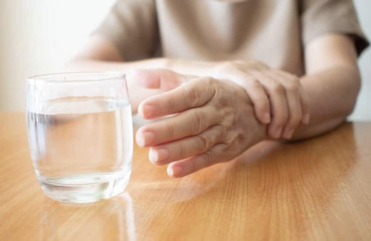 Ezan okunurken sahurda su içilirse yemek yenirse oruç bozulur mu?