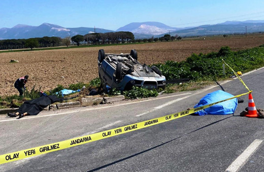 İzmir'de süt tankeri ile hafif ticari araç çapıştı 3 ölü 4 yaralı