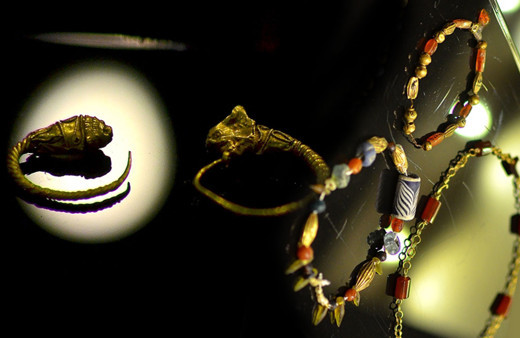 Çorum'da kaçak define kazısında bulundu şimdi paha biçilemiyor! Altın ve taşlardan yapılmış