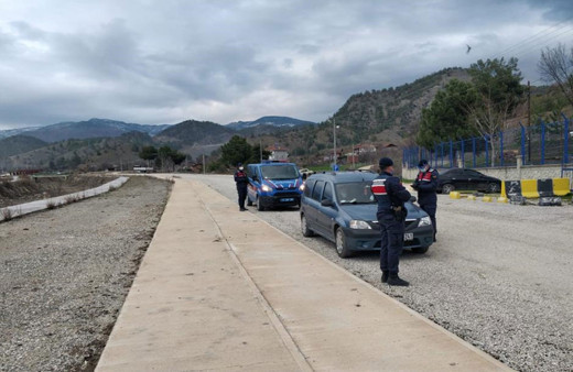 Pes artık! Kovid-19 pozitif ve temaslısı 7 kişi katıldıkları cenazeden dönerken yakalandı