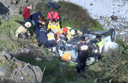 İstanbul Sarıyer'de otomobil uçuruma yuvarlandı