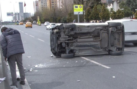 İstanbul'da direksiyon hakimiyetini kaybedip devrildi! Trafiği kilitledi