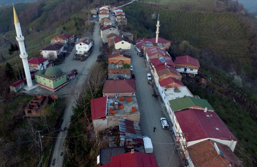 Aynı cadde üzerinde 1 dakika arayla iftar yapıyorlar