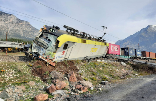Adana'da aynı istikamete giden iki yük treni çarpıştı! 8 vagon devrildi 2 makinist yaralı