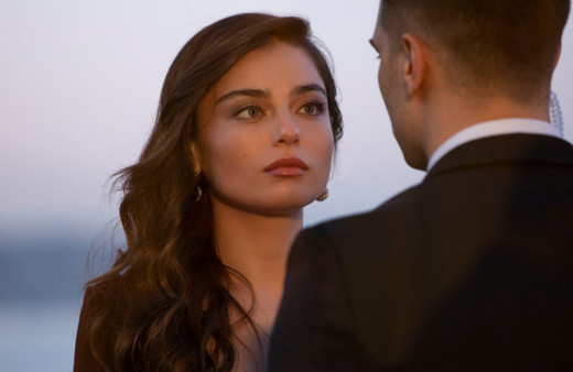 Arıza'nın yıldızı Ayça Ayşin Turan'ı bir başka kadın oyuncuyla evli gösterdiler!