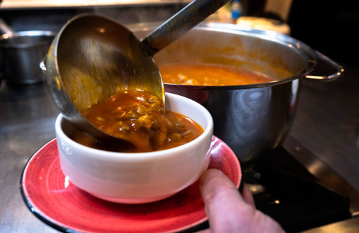 Konya’nın vazgeçilmez lezzeti bamya çorbası içen bir daha içmek istiyor