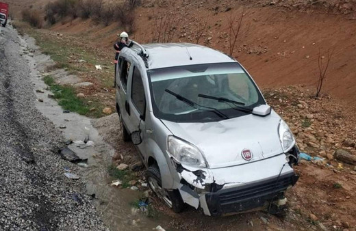 Malatya'da direksiyon hakimiyetini kaybeden araç devrildi: Ölü ve yaralılar var