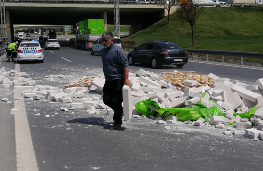 TIR viraja hızlı girince tuğlalar yola savruldu! İstanbul'da trafik kilitlendi